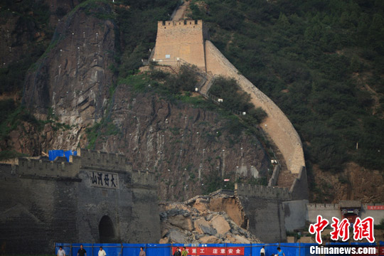 8月7日，河北省张家口市大境门西段长城墙体坍塌现场已被围栏围了起来。
