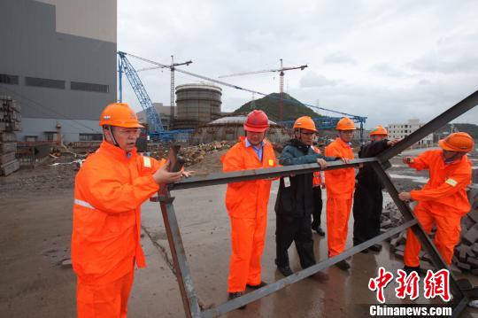 8月7日，三门核电总经理卢洪早检查防台抗讯工作。陈莹摄