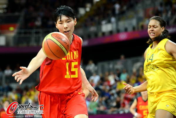 奥运图:中国女篮不敌澳大利亚 送球出界