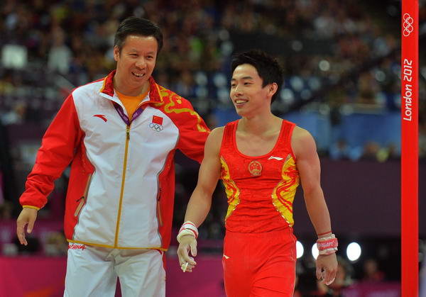 奥运图:体操男子单杠决赛 教练和邹凯