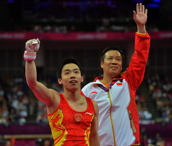 奥运图:体操男子单杠决赛 邹凯与教练