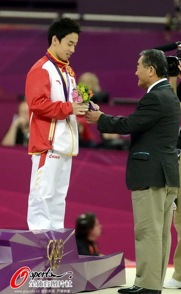 奥运图:体操男子单杠决赛 获得铜牌