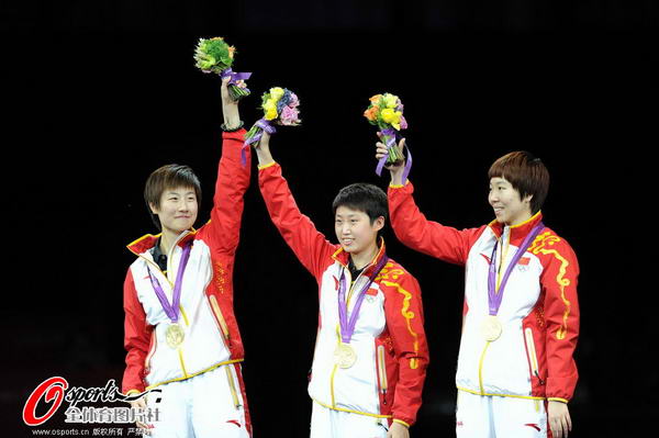 奥运图：中国女乒团体成功卫冕 领奖台上的笑颜