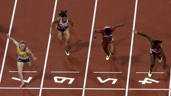 奥运图:女子100米栏皮尔森夺冠 撞线