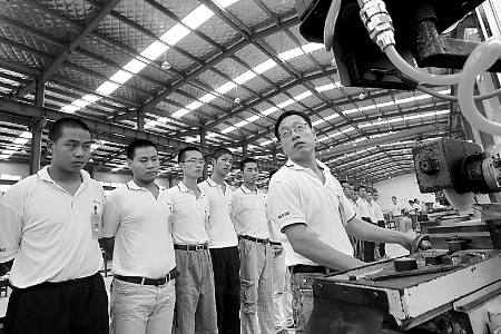 8月5日,济源富士康产业园里,工人们正在接受技