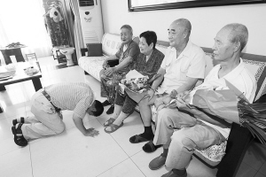 "我有四位爸妈,是天底下最幸福的儿子"(图)