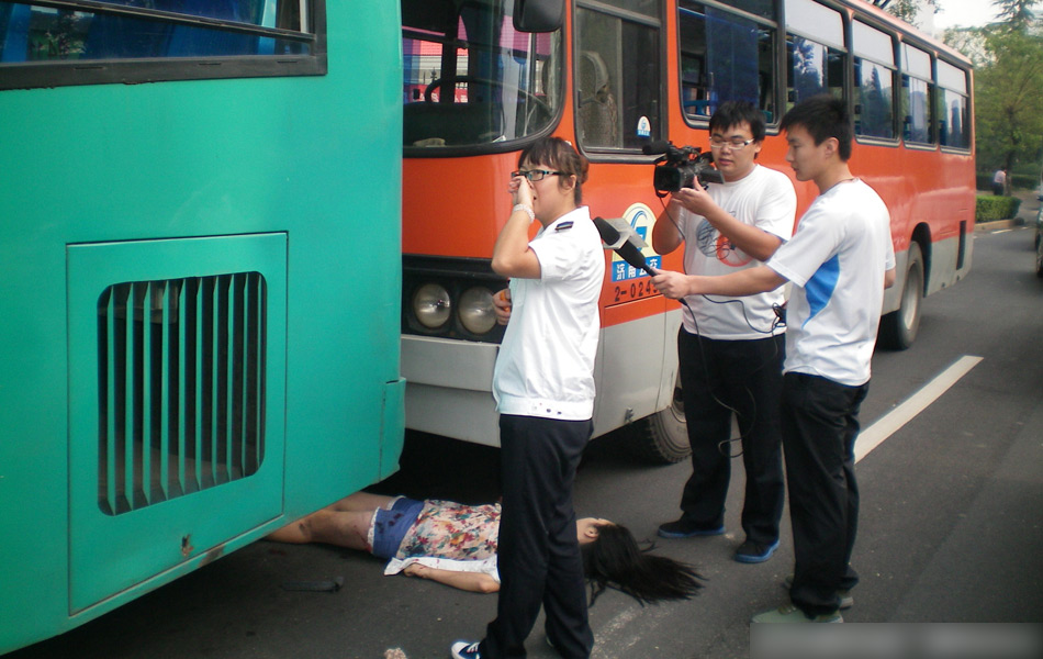 济南两公交车追尾 挤死21岁女大学生 高清图