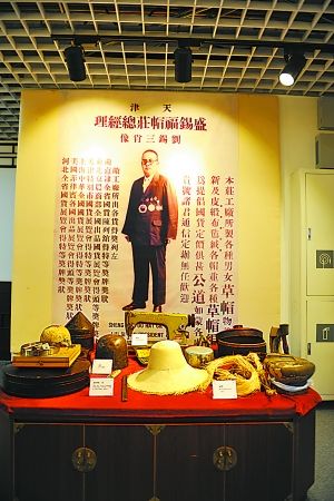 盛锡福创始人刘锡三像前展出的120岁高龄的金丝草帽