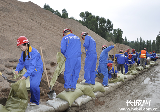 承赤高速公路三标抗洪抢险实战演练动真格(