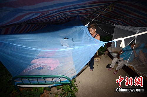 受“海葵”影响，刚刚在7月20日经历了地震的扬州高邮居民，防“海葵”台风搭设应急帐篷过夜。孟德龙摄