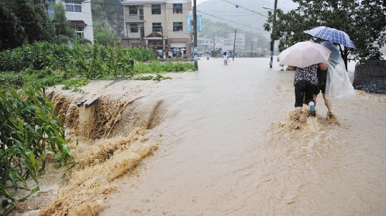 临安天目山强降雨引发山洪 140名旅客居民被困(图)