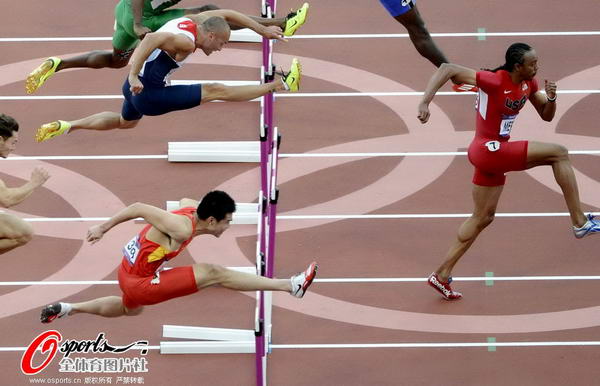 奥运图:110米栏半决赛 谢文骏跨栏