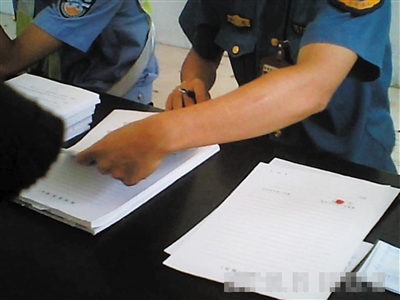 8月1日，司机交罚款月票时，工作人员让他们在空白单子上签字、按手印。新京报记者 李超 摄