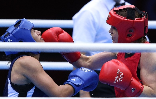 奥运图:拳击女子60公斤级 击中对方