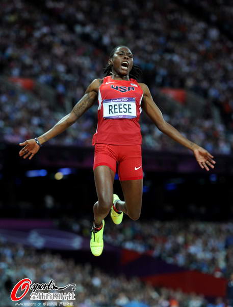 奥运图:女子跳远里斯夺冠军 跳远比赛中