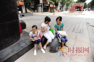 大渡口步行街,初中生刘辰、刘杨、杨语(从左到初中如何政治课上好图片