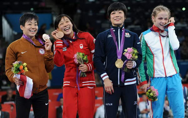 奥运图:日本名将摘女子摔跤首金 绽放笑容