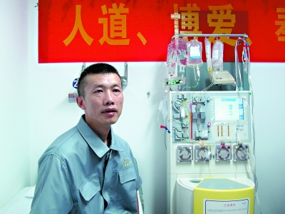 本报讯（记者黄征 通讯员章晟）我省第100例造血干细胞捐献者侯忠昨日在武汉同济医院进行第一次采集，200毫升造血干细胞昨晚已被送到北京植入患者体内，今日还将采集200毫升。