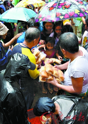 8月8日，在马尼拉，菲律宾当局正在向受灾民众发放物资。