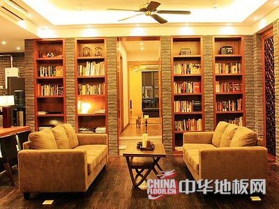 她喜欢看书,就把客厅(装修效果图)装成一个装满书的书房(装修效果图).