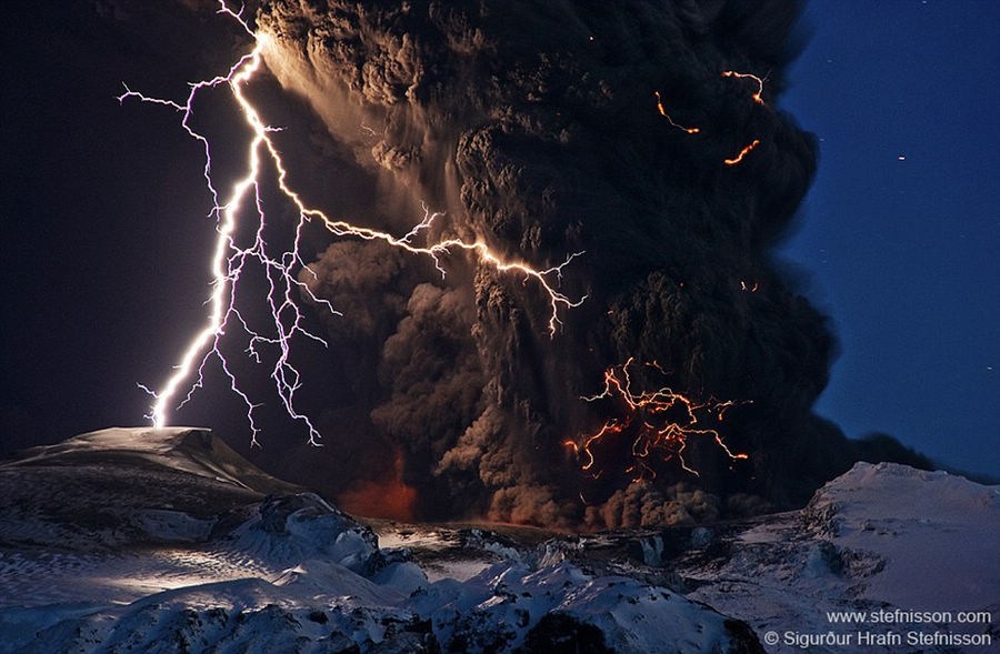 冰岛火山爆发闪电肆虐 犹如冰火两重天(组图)
