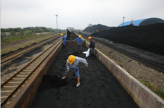 8月3日,河北抚宁县村民因抄近路过铁路护网进入铁路线沿大秦铁路行走
