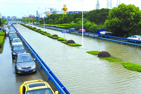 台风带来的强降雨造成宁波部分路段积水严重(