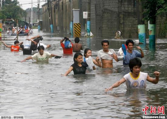 菲律宾连降11天暴雨引发洪灾 民众被迫乘船出行
