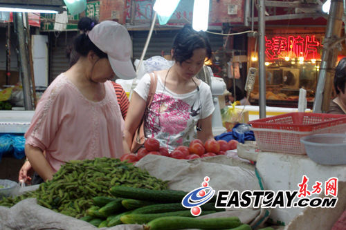 在新沪路上的一家农副产品交易市场内，不少摊贩的蔬菜都已卖得“七七八八”。