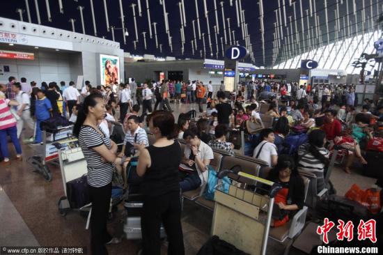2012年8月8日，由于台风“海葵”对上海的影响时间和强度比预期更强，上海浦东、虹桥两机场大批航班取消，旅客出现滞留情况。文音 摄 CFP视觉中国
