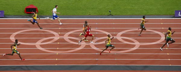 奥运图:男子200米博尔特卫冕 比赛中