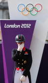 奥运图：马术盛装舞步英国夺冠 开心忍不住笑