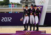 奥运图：马术盛装舞步英国夺冠 领奖台上
