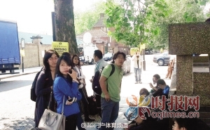不少中国记者在医院外等候