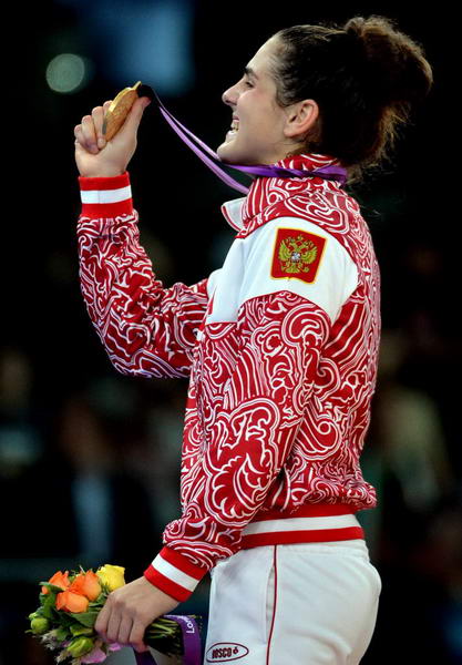 奥运图:女子摔跤俄罗斯夺冠 冠军展示金牌
