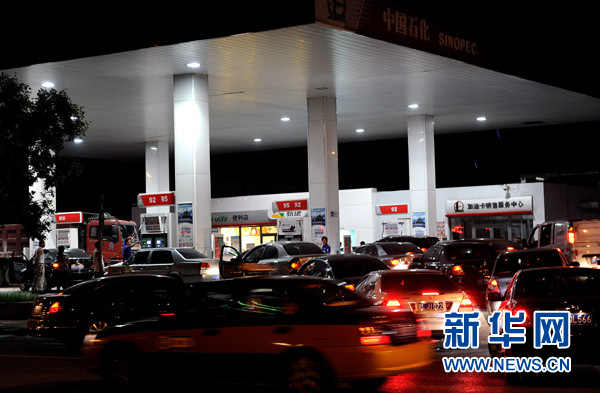 8月9日，北京一家加油站旁等待加油的汽车络绎不绝。新华社记者何俊昌摄