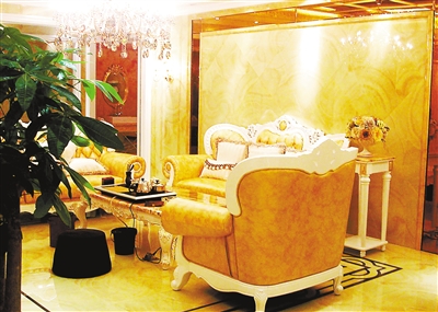 <a href='http://www.cooioo.com' target='_blank'><a href='http://www.cooioo.com' target='_blank'>瓷砖</a></a>也时尚 走上T台秀潮流