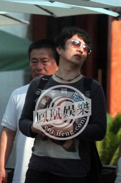 组图:歌手郑钧密会张纪中 疑筹谋涉足影视圈