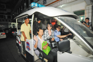 两名少女坐上警车与记者挥手告别.