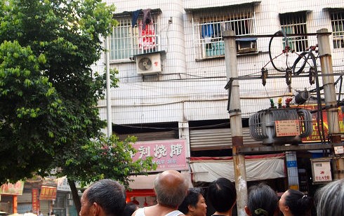 案发后三小时附近居民在楼下观望