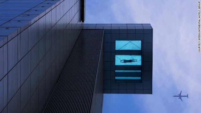 上海一酒店建“天空泳池” 游泳似翱翔(图)