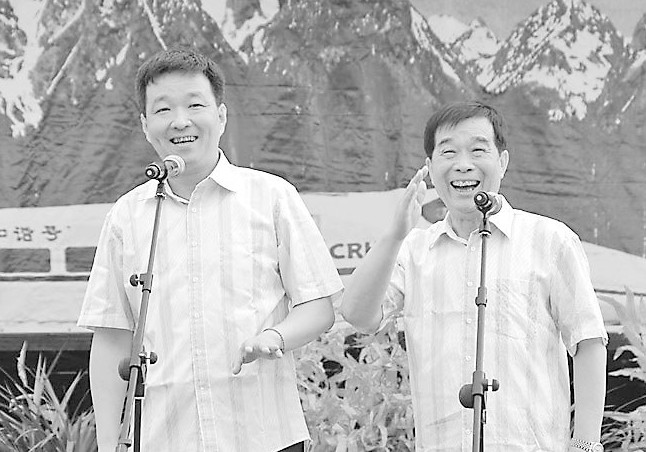 石富宽(右)与刘捷为乌西站地区铁路职工表演相声《实在人》.
