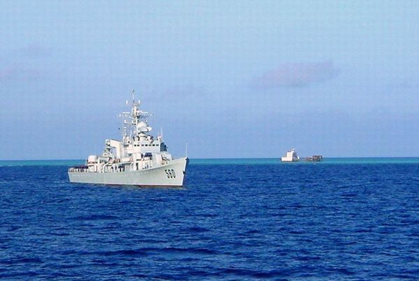 资料图:在南海航行的中国海军560号护卫舰.