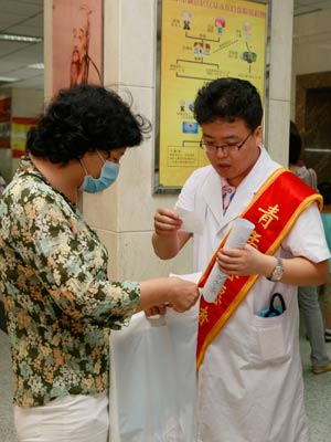 北京中医医院选用青年志愿者业余时间上岗导医