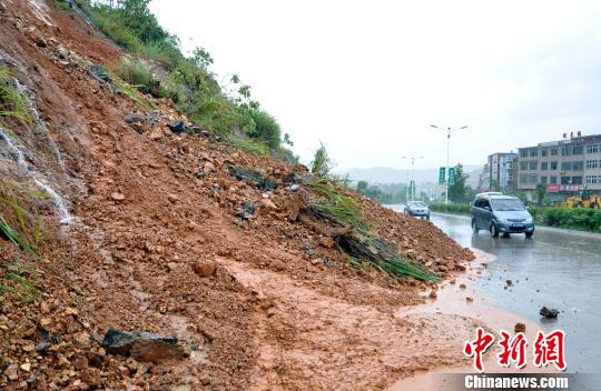 图为因强降雨导致德兴市一处道路坍塌。胡敦煌摄