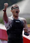 奥运图：突尼斯游泳马拉松夺冠 握拳庆祝