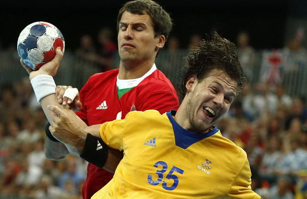 奥运图:瑞典险胜进男子手球决赛 背后遭遇犯规
