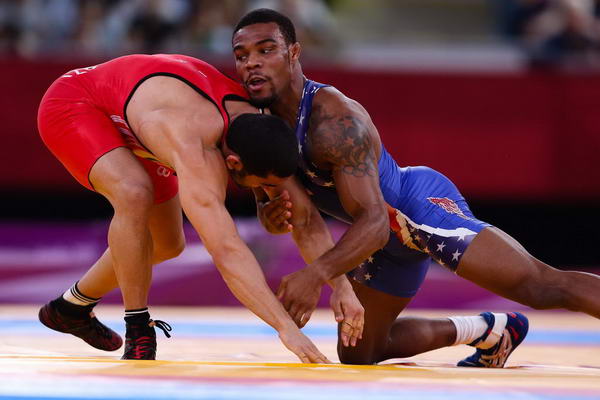 奥运图摔跤74公斤美国名将夺金压制对方