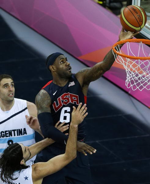 奥运图:美国男篮大胜阿根廷 詹姆斯上篮