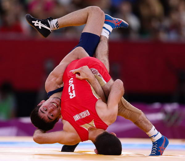 奥运图男子摔跤55公斤俄名将夺冠摔倒对手